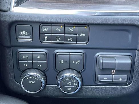 New 2026 Chevrolet Suburban Premier image 36