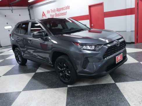 Used 2022 Toyota RAV4 LE FWD image 3