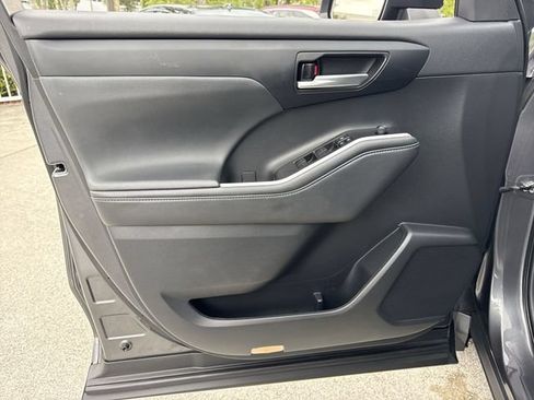 Used 2021 Toyota Highlander XSE FWD image 13