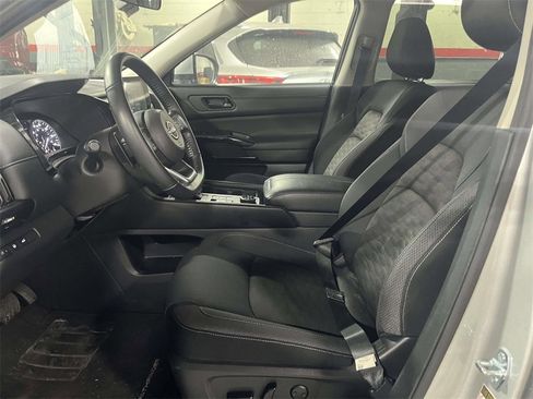 Certified 2025 Nissan Pathfinder SV image 14