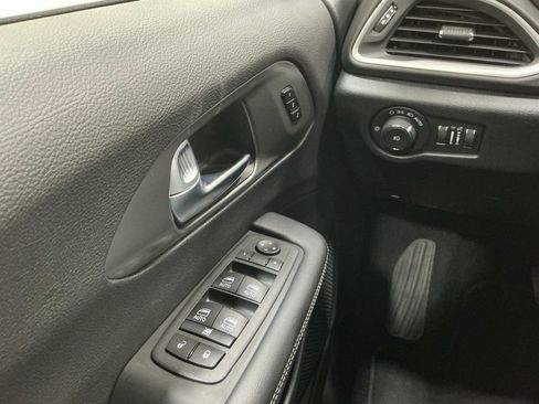 Used 2025 Chrysler Pacifica Select image 16