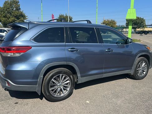 Used 2019 Toyota Highlander XLE AWD/4WD image 3