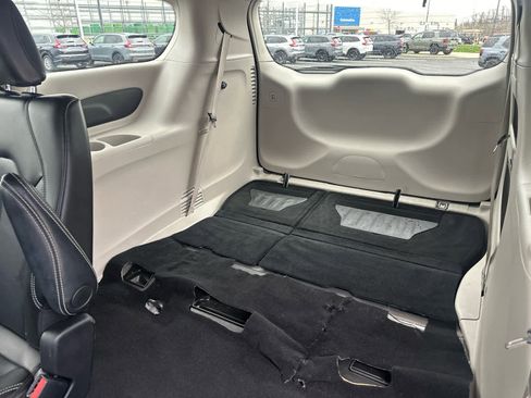 Used 2024 Chrysler Pacifica Touring-L image 18