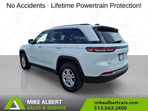 Used 2023 Jeep Grand Cherokee Laredo AWD/4WD image 5