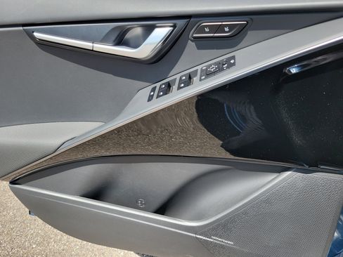 Used 2024 Kia Niro SX Touring image 17