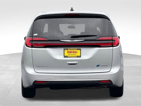 Used 2023 Chrysler Pacifica Limited image 9