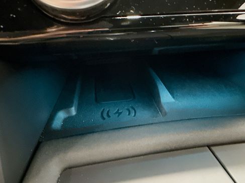 Used 2024 Land Rover Discovery Metropolitan Edition image 31