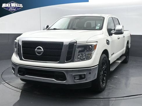 Used 2017 Nissan Titan SL w/ SL Towing Convenience Package RWD image 3