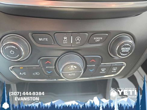 Used 2020 Jeep Cherokee Latitude Plus w/ Comfort/Convenience Group AWD/4WD image 23