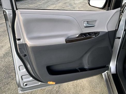 Used 2017 Toyota Sienna XLE image 9