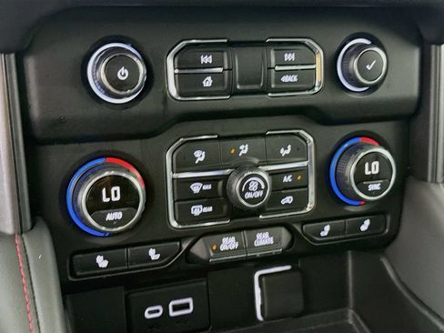 Used 2022 Chevrolet Suburban RST w/ Luxury Package AWD/4WD image 8