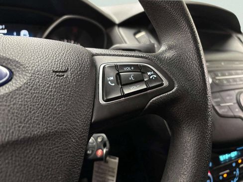 Used 2018 Ford Focus SE w/ SE Appearance Package image 31