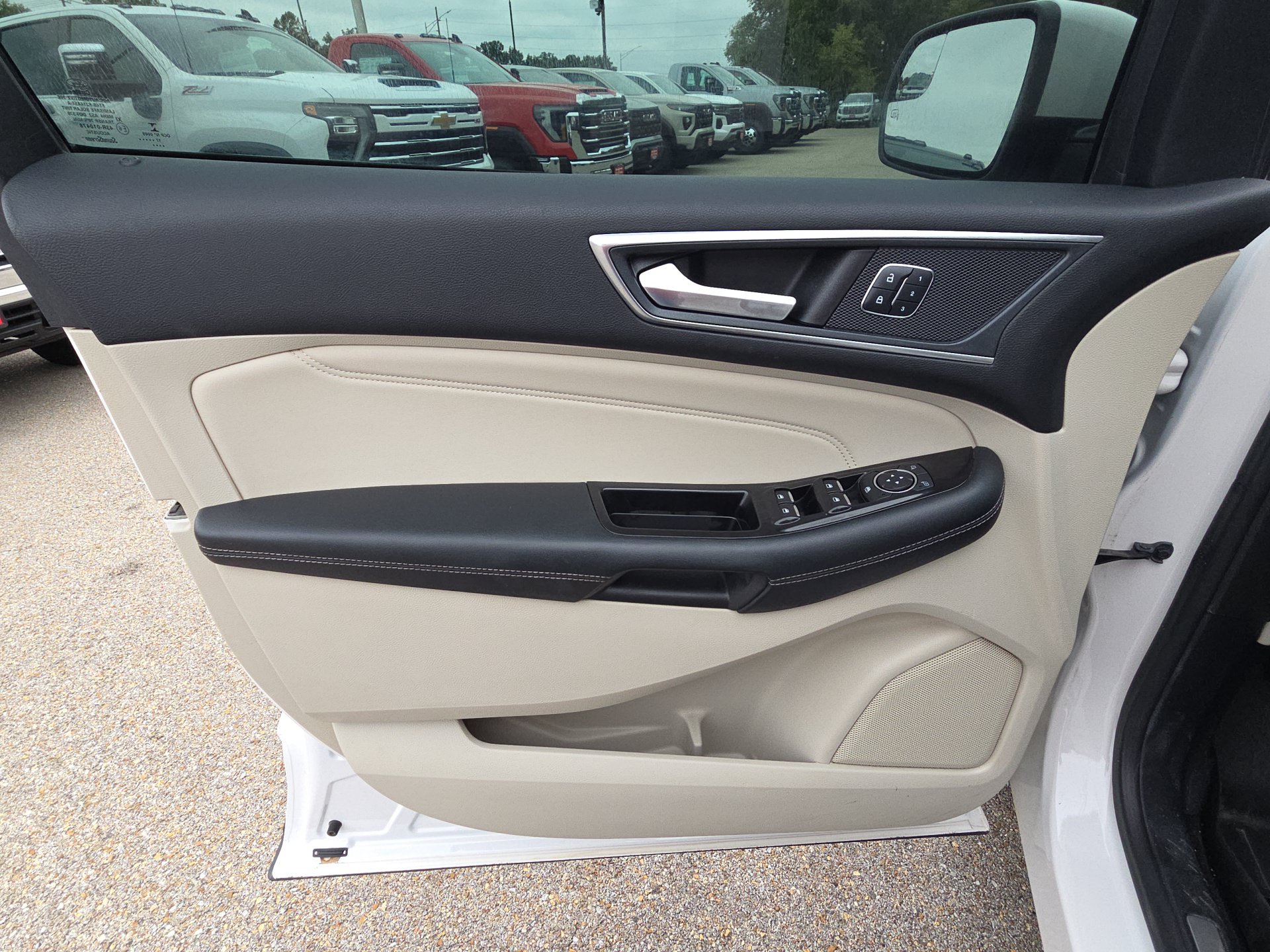 Used 2018 Ford Edge Titanium w/ Technology Package AWD/4WD image 12