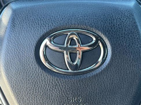 Used 2022 Toyota Venza Limited image 28