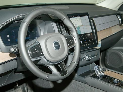 New 2025 Volvo XC90 B6 Plus w/ Protection Package Premier image 13