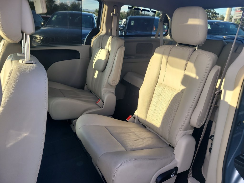 Used 2016 Chrysler Town & Country Touring-L FWD image 12