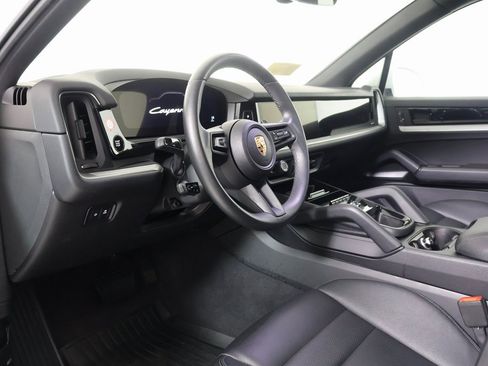 Used 2025 Porsche Cayenne image 4