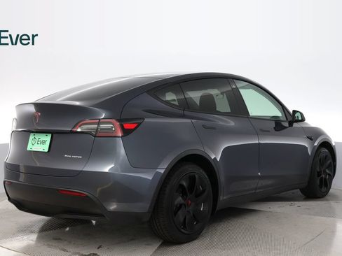Used 2022 Tesla Model Y Long Range AWD/4WD image 3