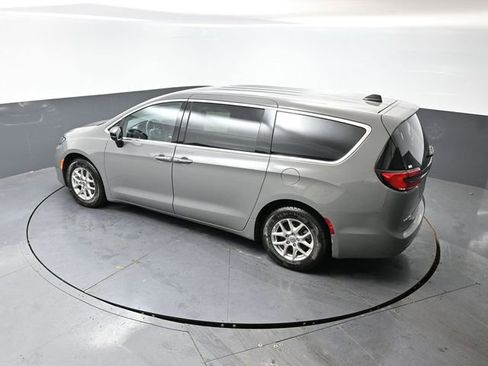 Used 2025 Chrysler Pacifica Select image 43