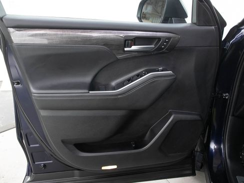 Used 2025 Toyota Highlander Limited AWD/4WD image 22