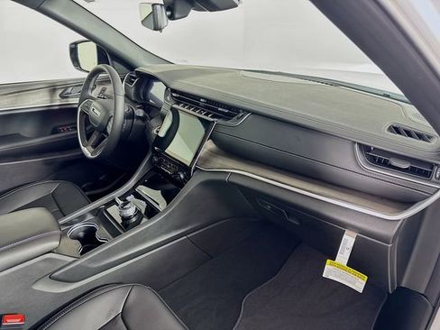 New 2025 Jeep Grand Cherokee Limited image 32
