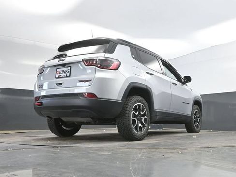 Used 2025 Jeep Compass Trailhawk AWD/4WD image 45