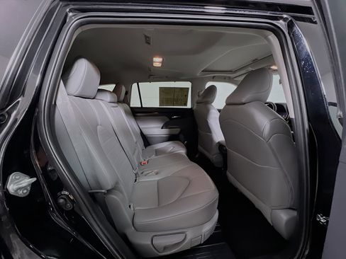 Used 2023 Toyota Highlander XLE image 33