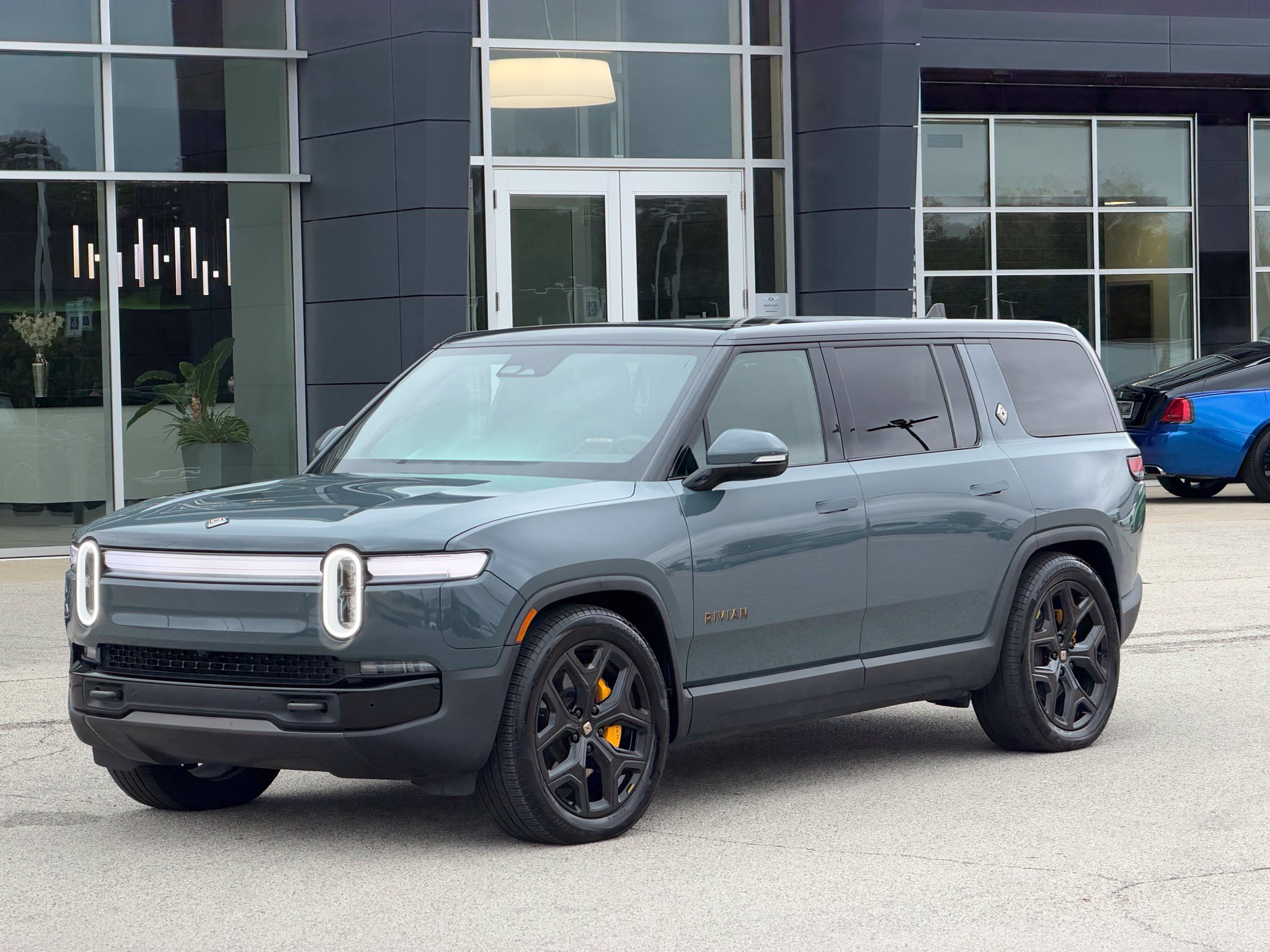 Used 2025 Rivian R1S Premium Dual AWD/4WD image 1