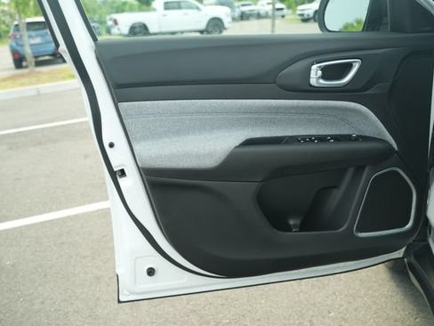 Used 2025 Jeep Compass Latitude AWD/4WD image 14