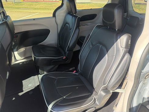 Used 2024 Chrysler Pacifica Limited FWD image 17
