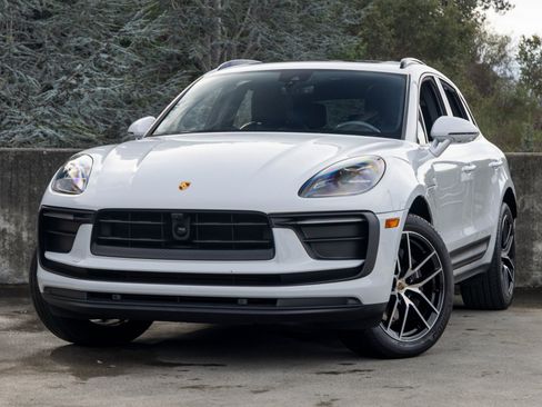 Certified 2023 Porsche Macan image 1