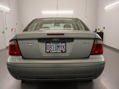 Used 2005 Ford Focus ZX4 Sedan FWD image 3