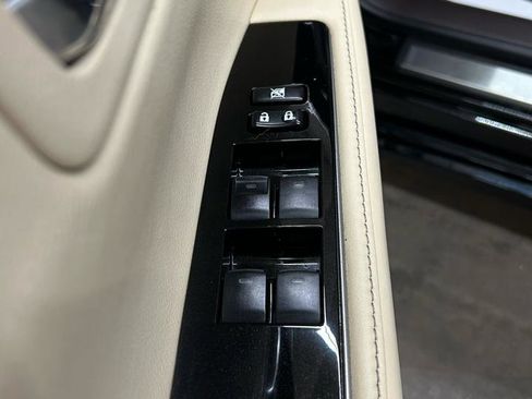 Used 2017 Lexus ES 300h Sedan w/ Luxury Package image 29