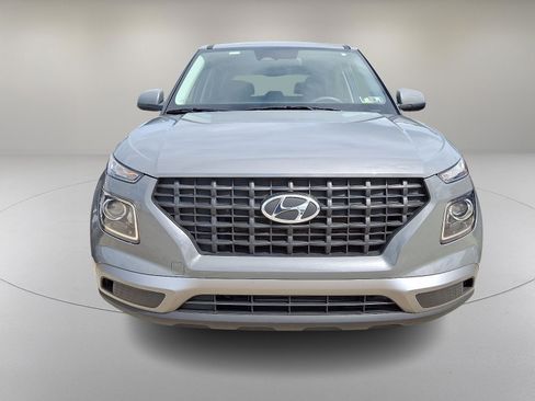 Used 2023 Hyundai Venue SE FWD image 3