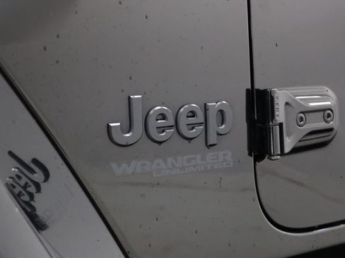 Used 2022 Jeep Wrangler Unlimited Sahara AWD/4WD image 11