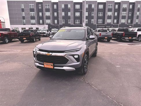 Used 2025 Chevrolet TrailBlazer LT w/ Driver Confidence Package image 1