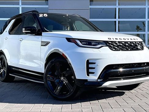 Used 2025 Land Rover Discovery Dynamic SE image 3
