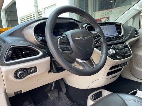 Used 2023 Chrysler Pacifica Touring-L FWD image 10