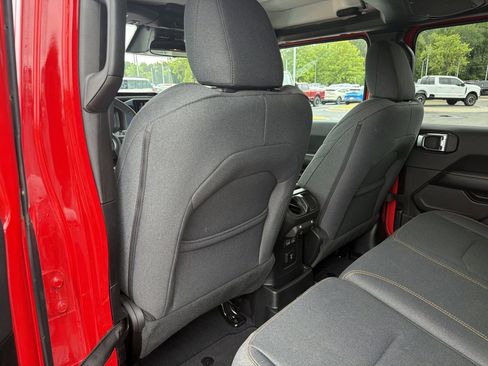 Used 2025 Jeep Wrangler Unlimited Sahara AWD/4WD image 16