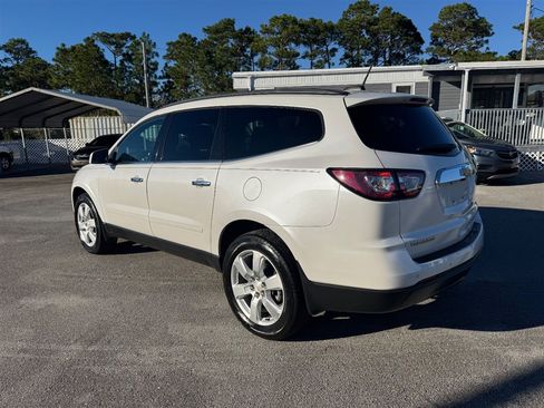 Used 2017 Chevrolet Traverse LT w/ Style and Technology Package image 3