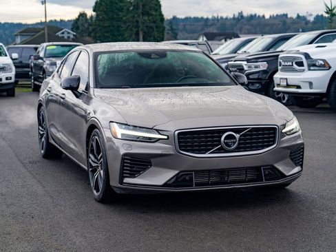 Used 2019 Volvo S60 T8 R-Design image 2