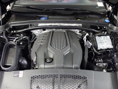 Certified 2025 Porsche Macan AWD/4WD image 39