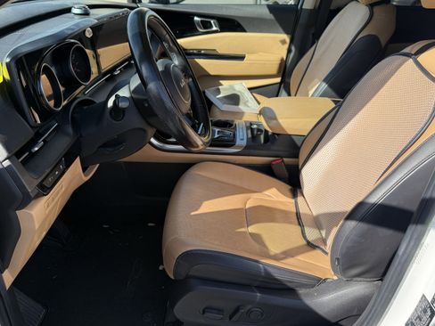 Used 2022 Kia Carnival EX image 13