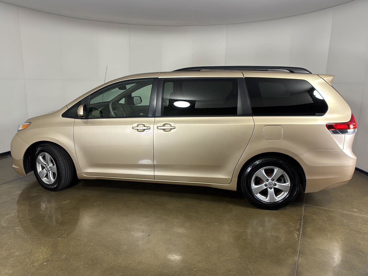Used 2012 Toyota Sienna LE w/ Towing Pkg FWD image 27
