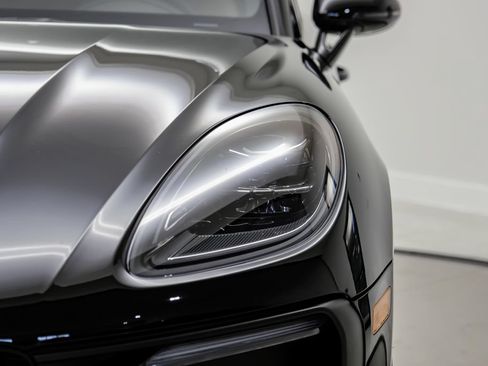 Used 2024 Porsche Macan AWD/4WD image 60