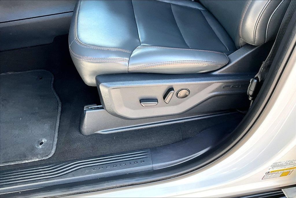 Used 2025 Ford Expedition Active RWD image 39