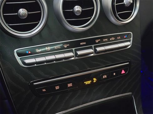 Used 2021 Mercedes-Benz GLC 300 4MATIC w/ AMG Line image 29