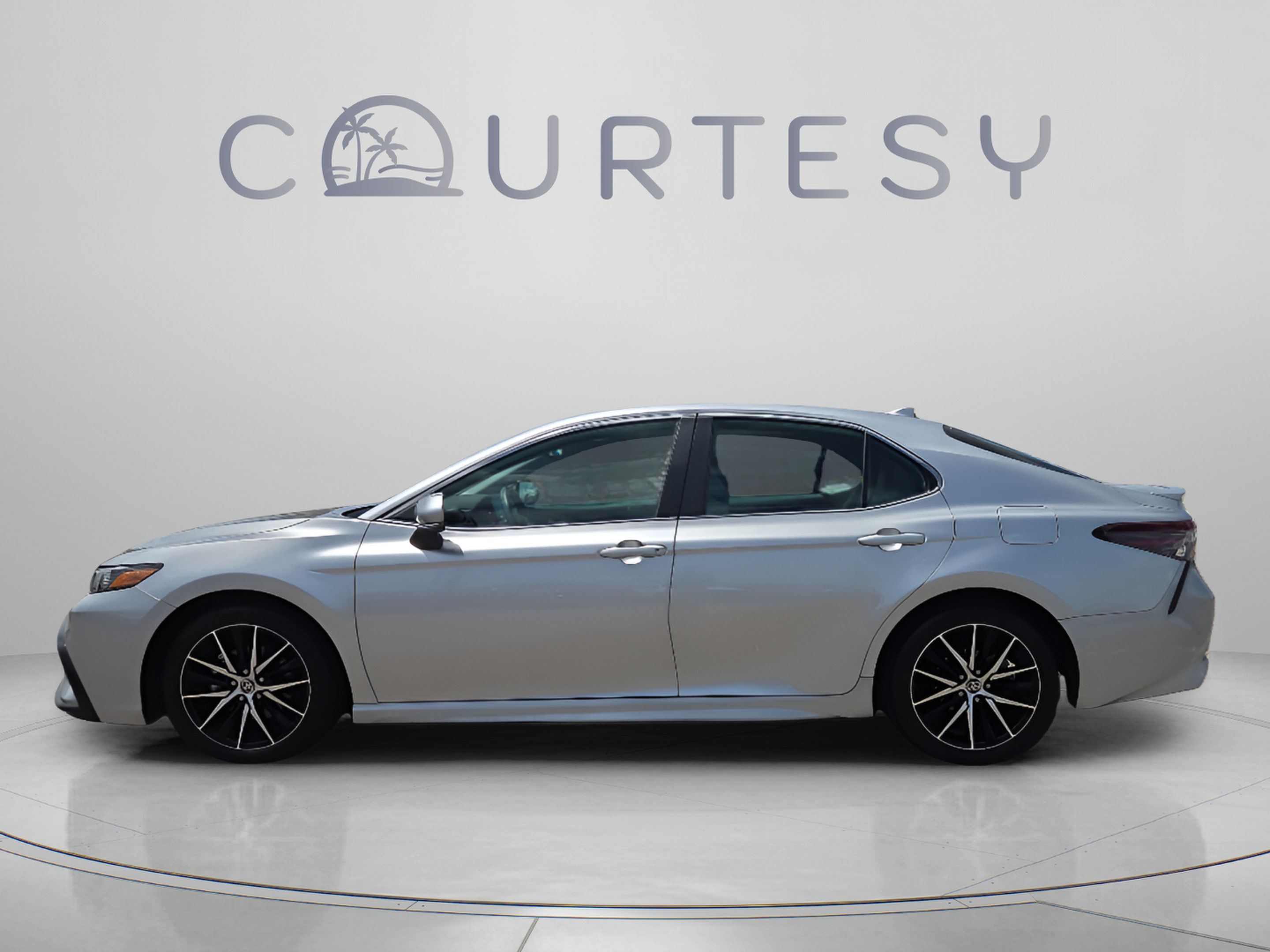 Used 2024 Toyota Camry SE FWD image 2