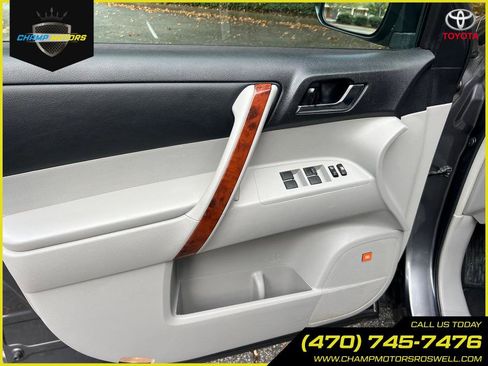 Used 2013 Toyota Highlander Limited image 18