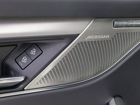 Used 2025 Jaguar F-PACE R-Dynamic S image 32